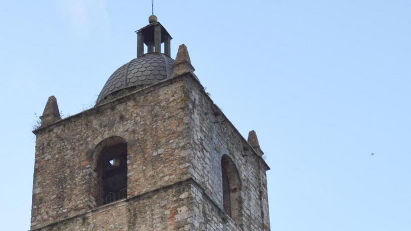 Lavori alla Torre civica la gru rimuove le campane