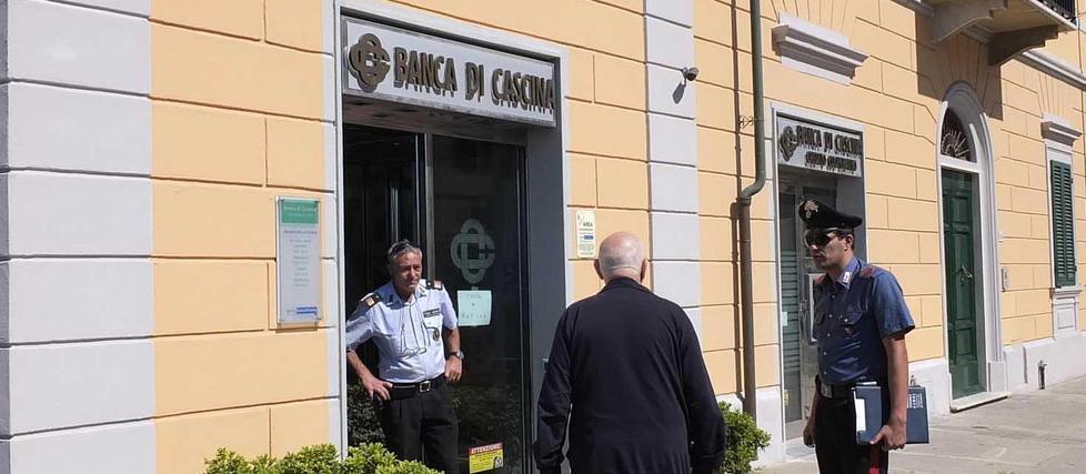 Sferra un pugno alla cassiera 