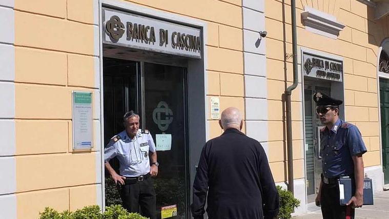 Sferra un pugno alla cassiera