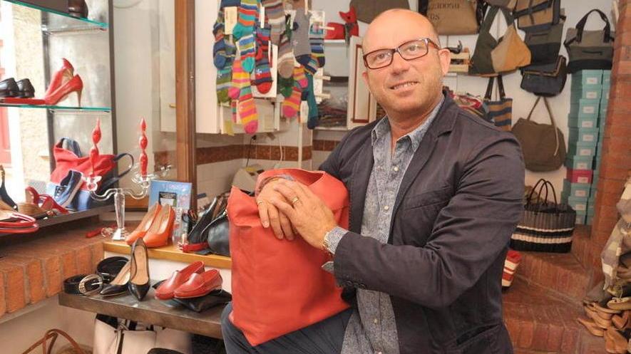 «E io torno a vendere le scarpe con mia moglie»