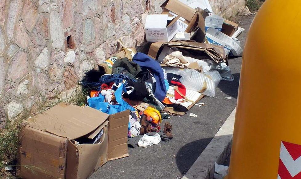 Una discarica sul marciapiede 