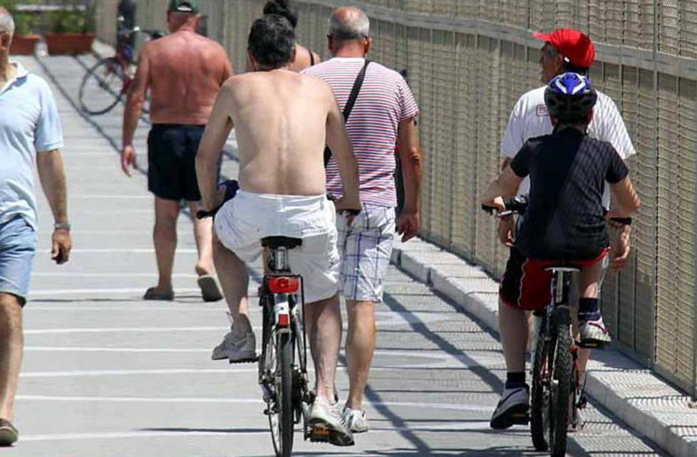 «Sul molo passeggiata o pista ciclabile? Il Comune decida»