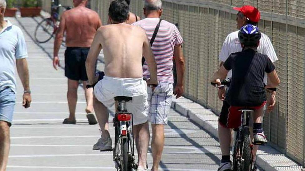 «Sul molo passeggiata o pista ciclabile? Il Comune decida»