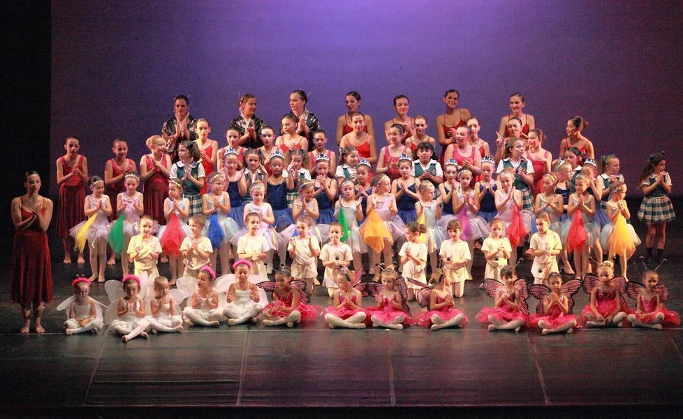 Decine di allieve della scuola di danza sul palco per il saggio di fine anno 