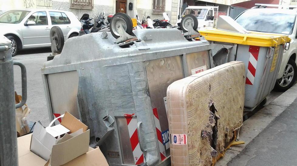 Il cassonetto rovesciato di via Roma