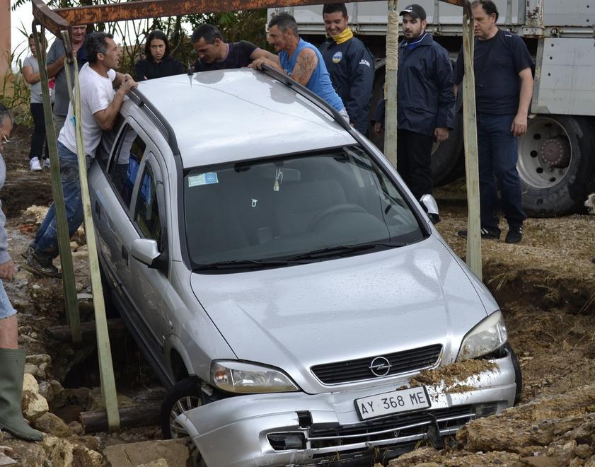 «L’auto si è piantata: l’asfalto si è aperto e sprofondavo» 