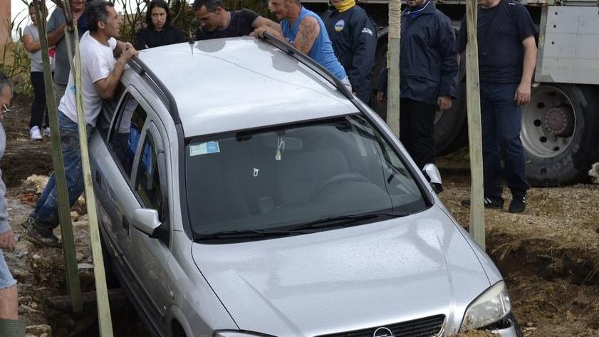 «L’auto si è piantata: l’asfalto si è aperto e sprofondavo»