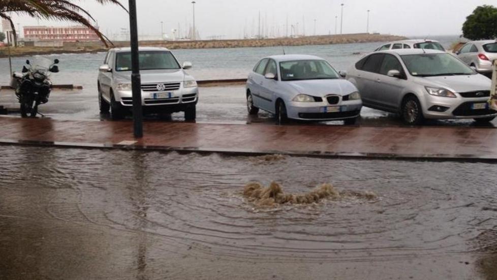 Liquami in spiaggia, arriva la Forestale 