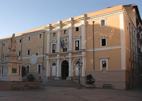 Timbrava il cartellino poi via dall’ufficio per ore 