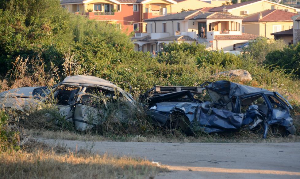 Le carcasse d’auto nel cortile di casa