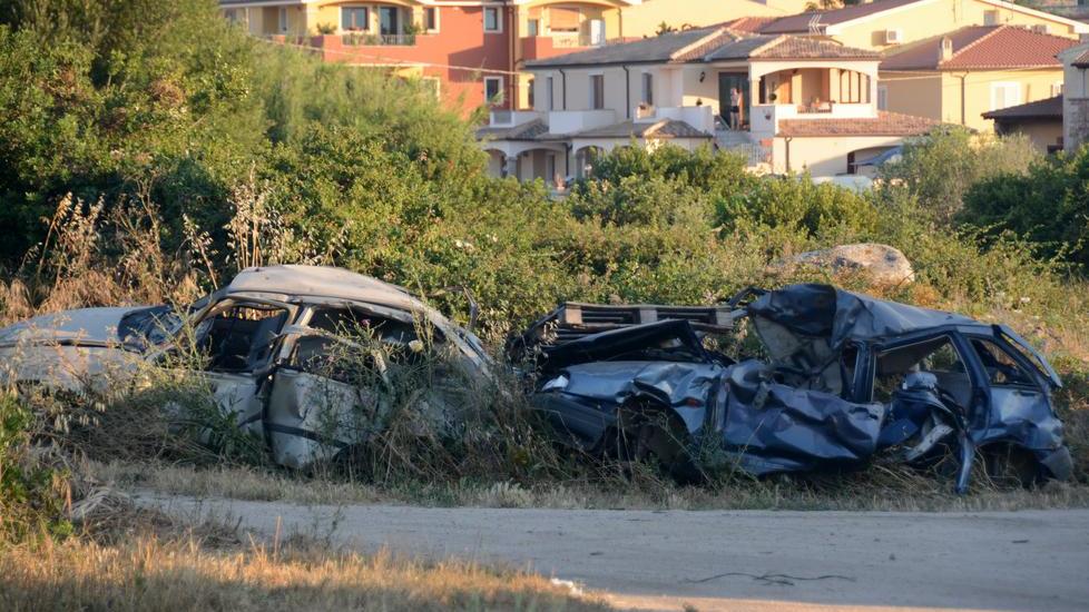 Le carcasse d’auto nel cortile di casa