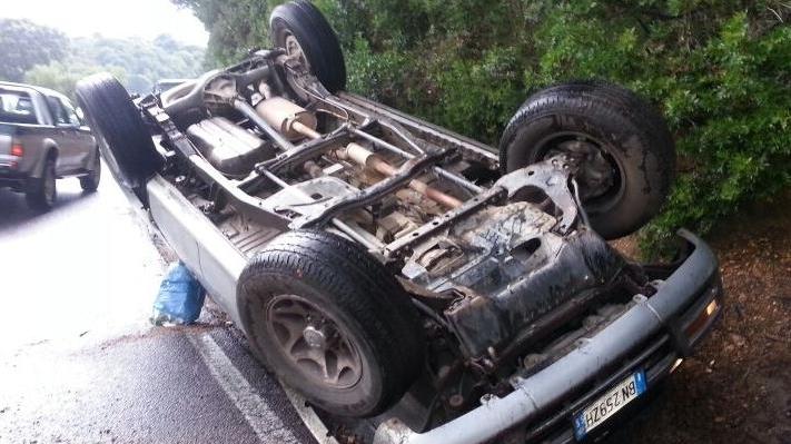 Capotta con il pick up, salva per miracolo