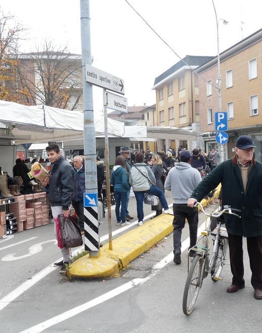 Mercato, controlli ai banchi Dipendente in nero fugge