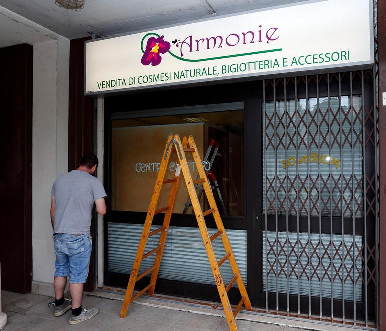 Spaccata e danni al centro estetico 