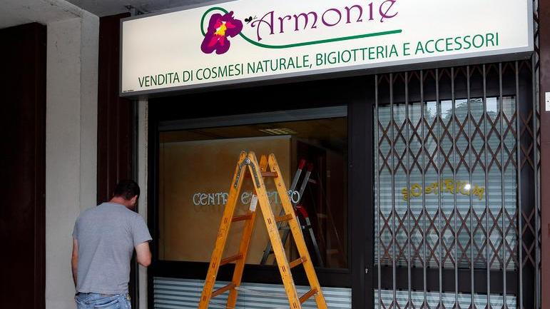 Spaccata e danni al centro estetico