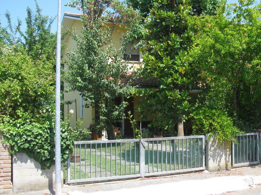 Ragazzina grida e mette in fuga i ladri 