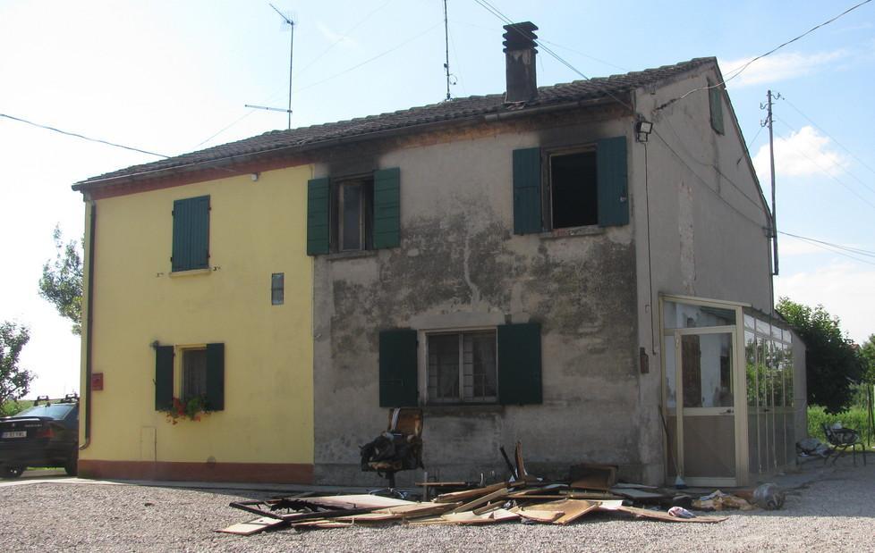 Casa in fiamme, tre persone intossicate 