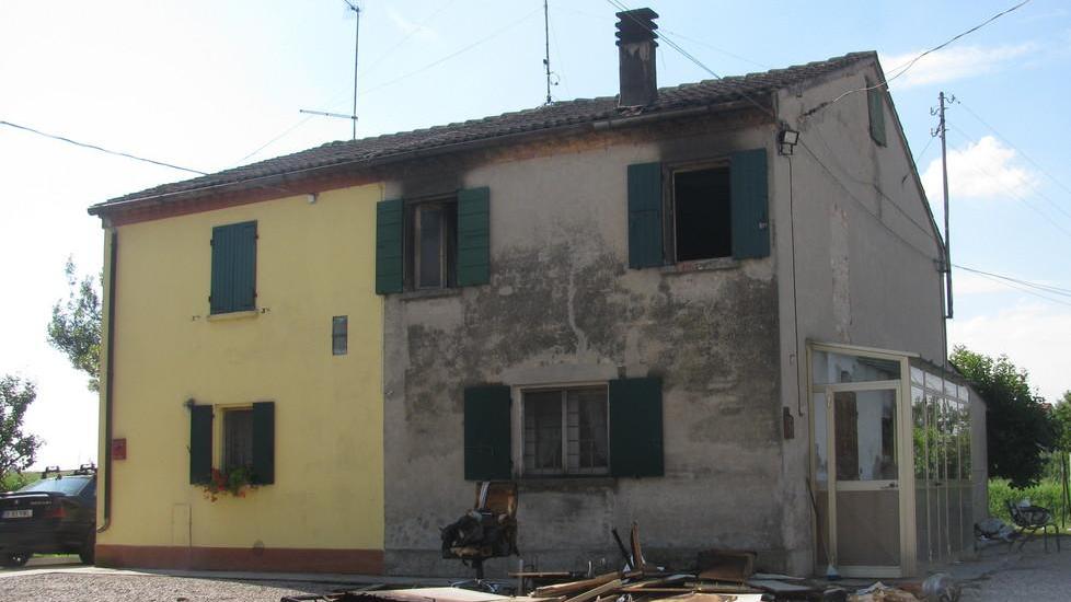 Casa in fiamme, tre persone intossicate