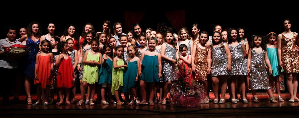 I 130 ballerini di Ritmo Caliente sul palco per un musical