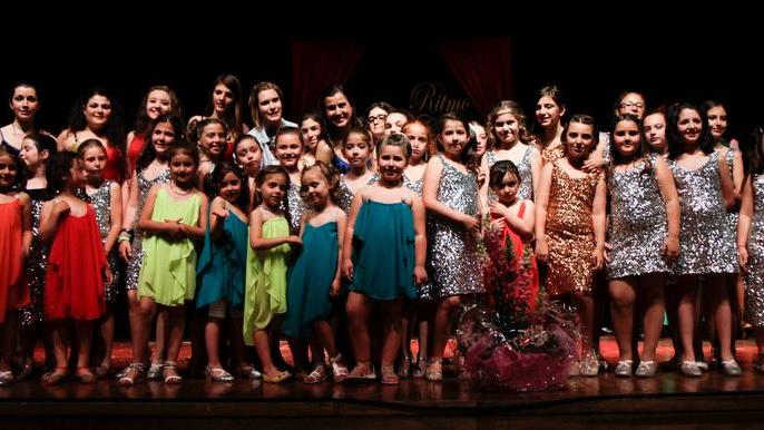 I 130 ballerini di Ritmo Caliente sul palco per un musical