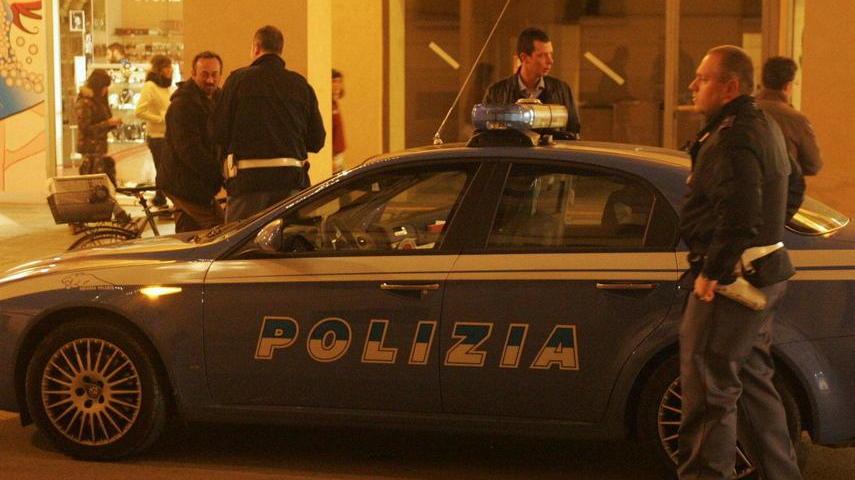Ruba due bici e tenta la fuga denunciato dalla polizia