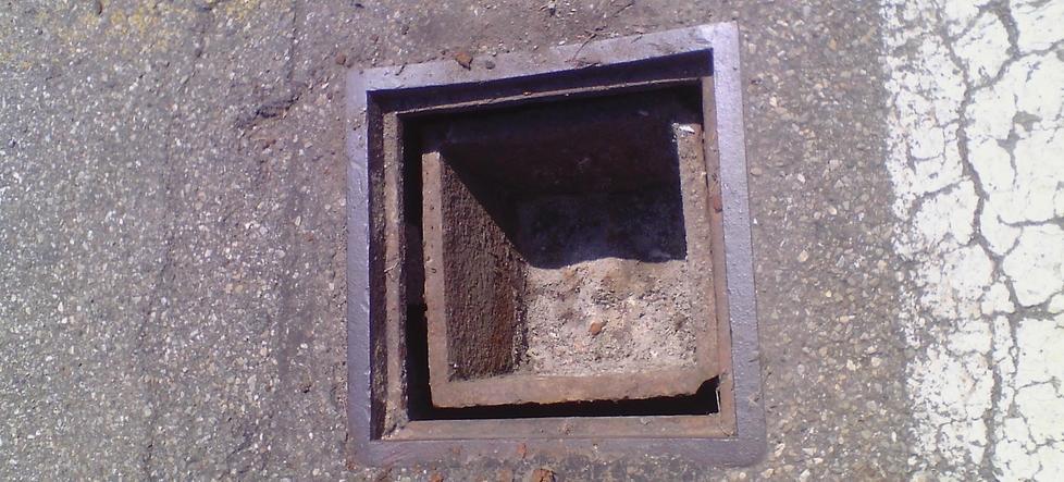 Furto di undici griglie in ghisa di caditoie