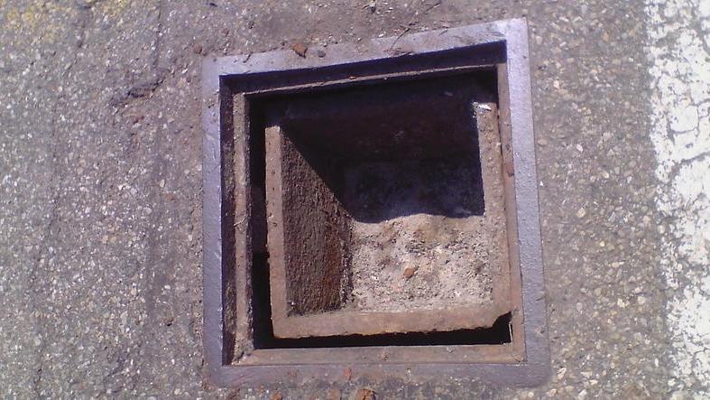 Furto di undici griglie in ghisa di caditoie