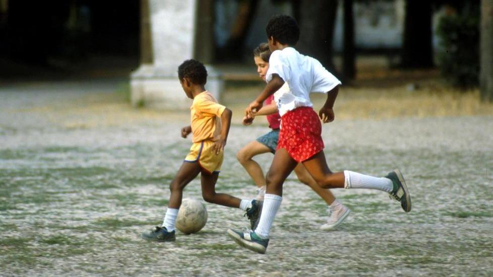 Bimbo investito da un’auto mentre gioca a pallone