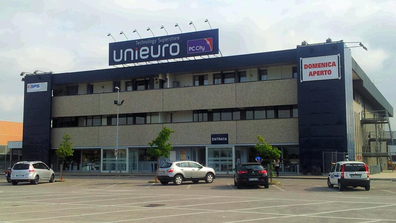 Agliana, furto con spaccata nella notte all’Unieuro