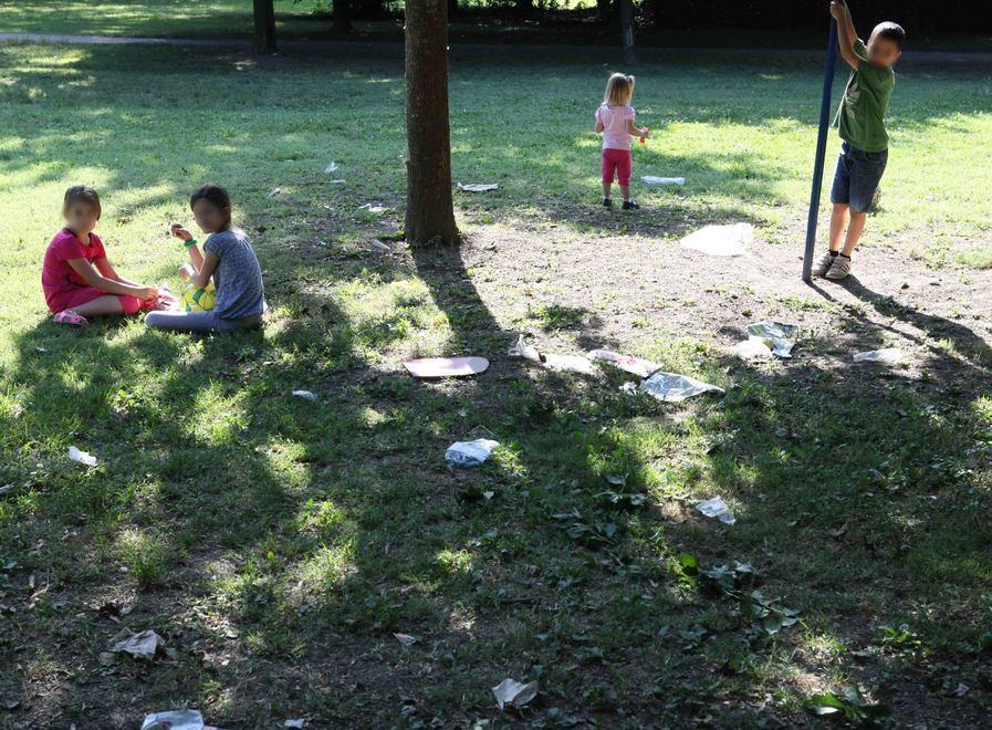 «Al parco i bambini giocano tra i rifiuti» 