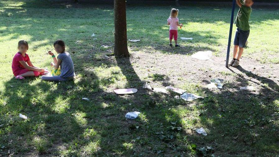 «Al parco i bambini giocano tra i rifiuti»