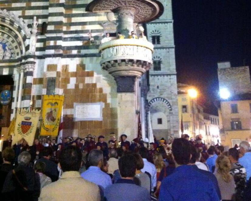 Prato, centinaia di persone alla processione del Corpus Domini. Il vescovo: «Il nostro compito è essere solidali con tutti» 