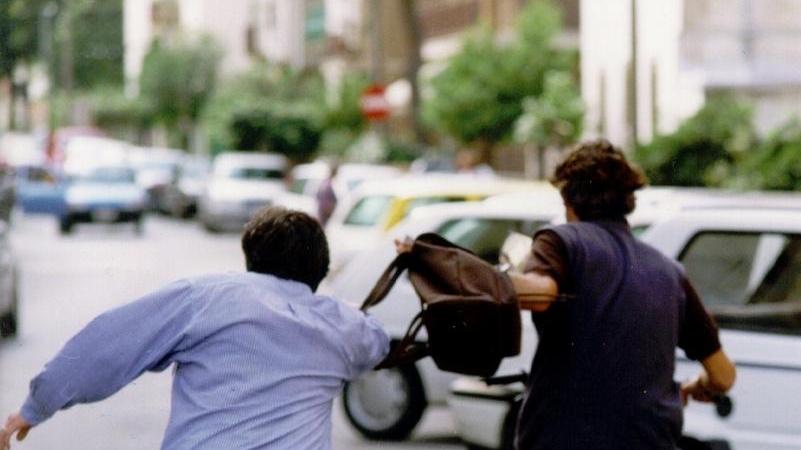 Prato, le strappa la catenina dal collo, ripreso dalla telecamera