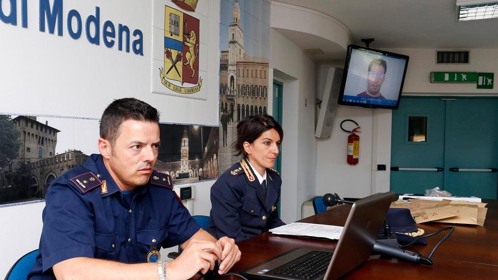 Era ai domiciliari ma spacciava sulla porta di casa