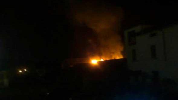 Incendio in un capannone abbandonato