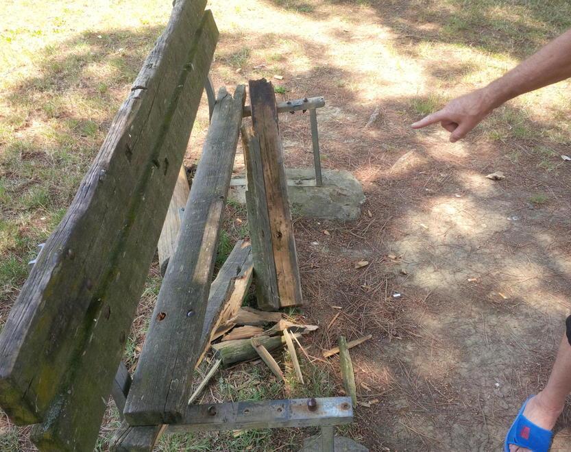 Vandali padroni del parco, distrutti giochi e panchine a San Pierino 