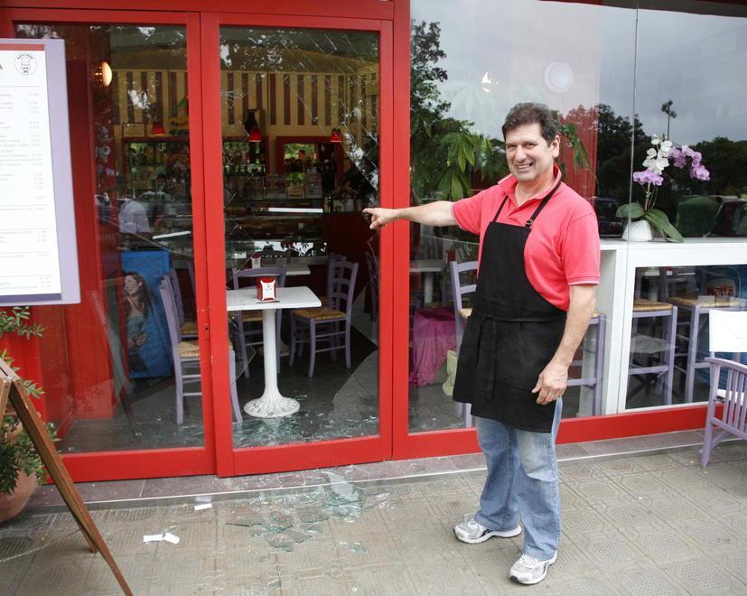 Sfondano la vetrata del bar e portano via la cassa 