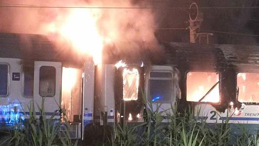 Treno in fiamme a Migliarino Pisano: evacuati i passeggeri