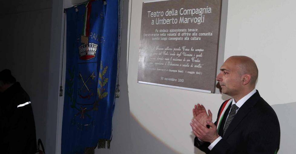 Cercansi gestori del bar nel teatro