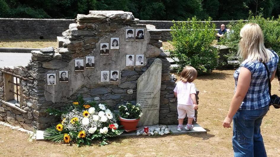 Fiori e corone di alloro per ogni vittima del fango