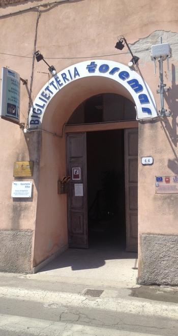 L’estate è arrivata, ma l’ufficio turistico se ne sta nascosto 