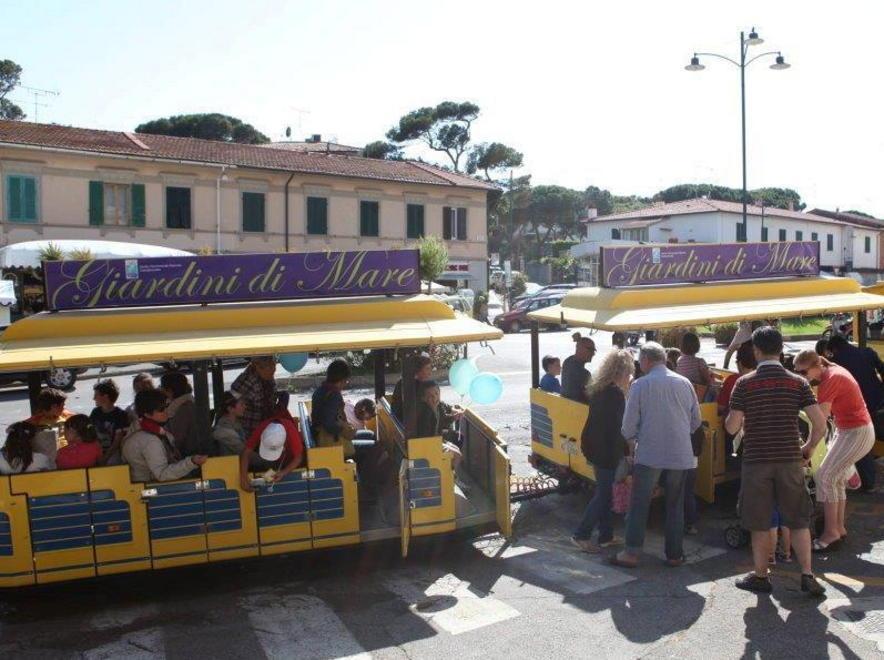 Via al trenino che collega il centro del paese alle spiagge