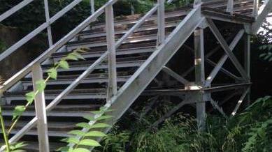 Passerelle pericolose e i divieti non bastano