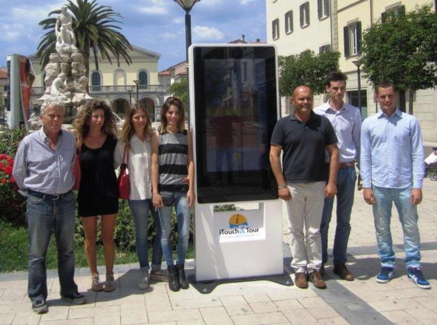Cinque neo-laureati cecinesi s’inventano il totem sapiente 