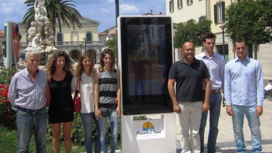Cinque neo-laureati cecinesi s’inventano il totem sapiente