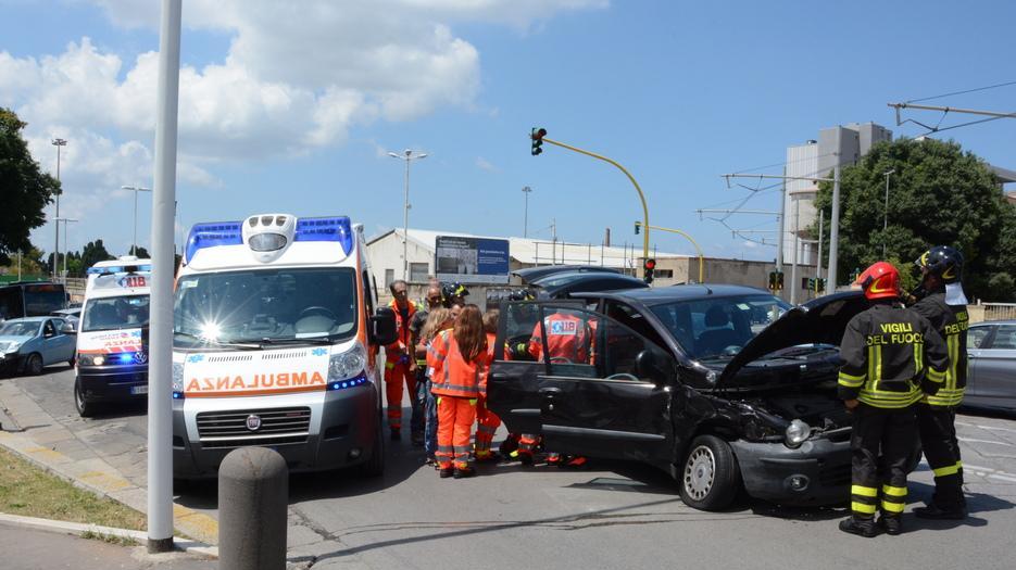 Scontro tra due auto, sei feriti non gravi