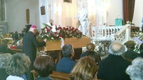 Lacrime per l’ultimo saluto a Donatella