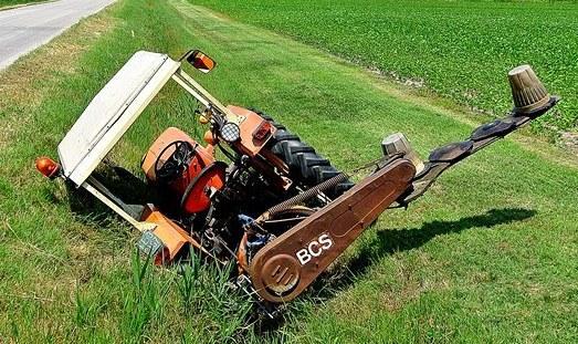 Un agricoltore rimane ferito dal trattore che si ribalta 