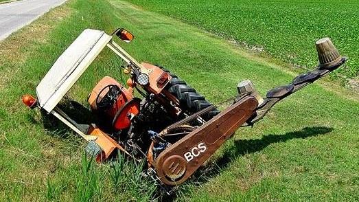 Un agricoltore rimane ferito dal trattore che si ribalta