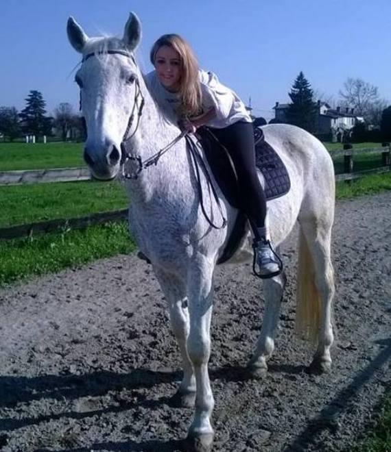È grave la ragazza caduta da cavallo 